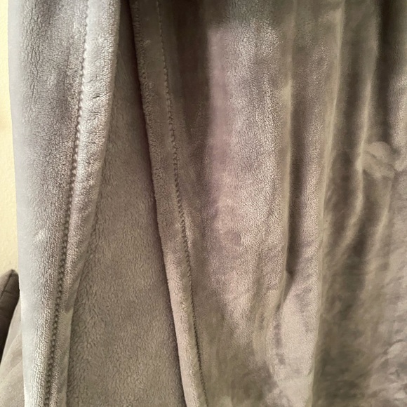 Better Homes And Gardens Soft Gray throw blanket pre-owned - Picture 10 of 15